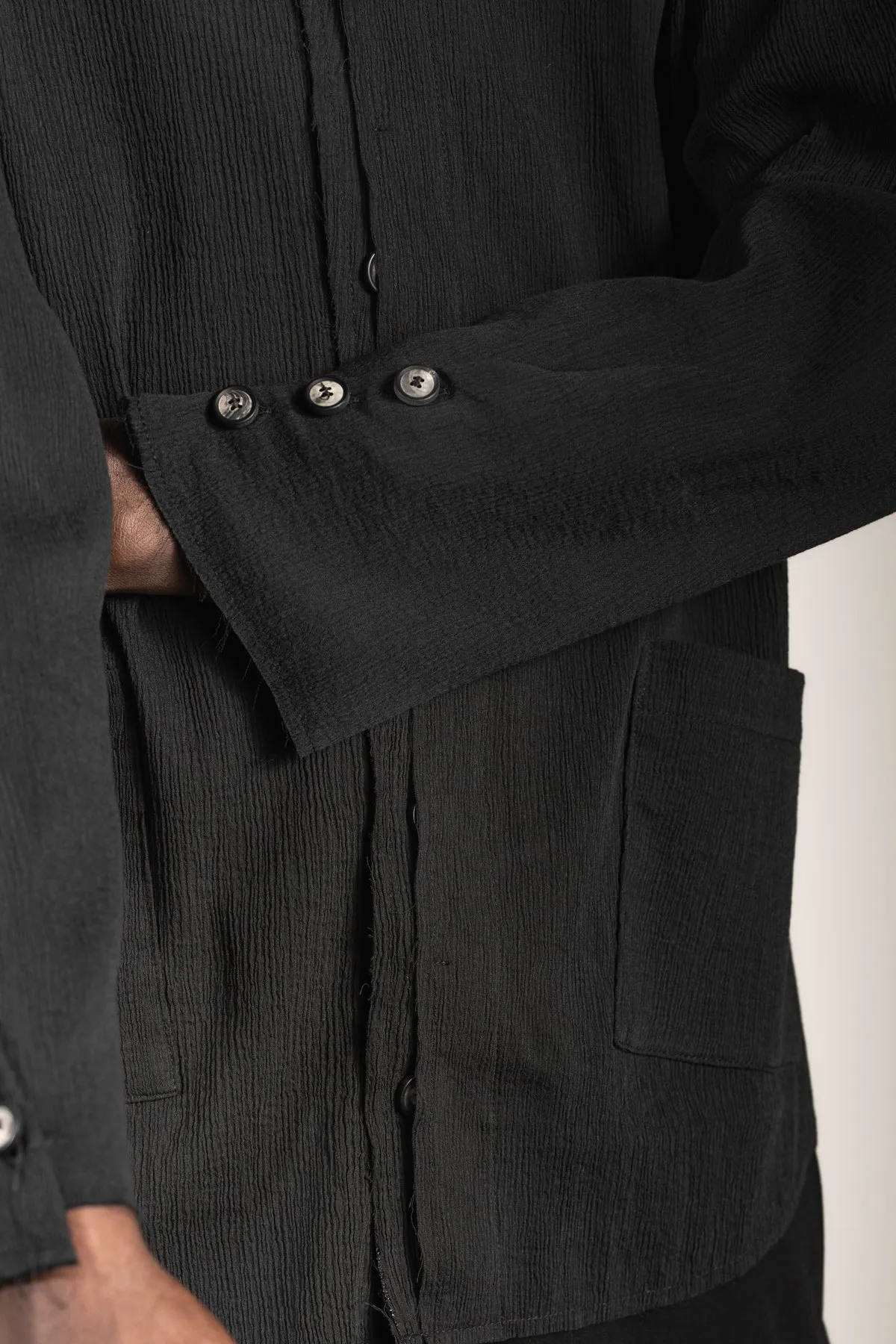 eigensinnig wien | Thoreau | Seiden Shacket für Damen und Herren in Schwarz