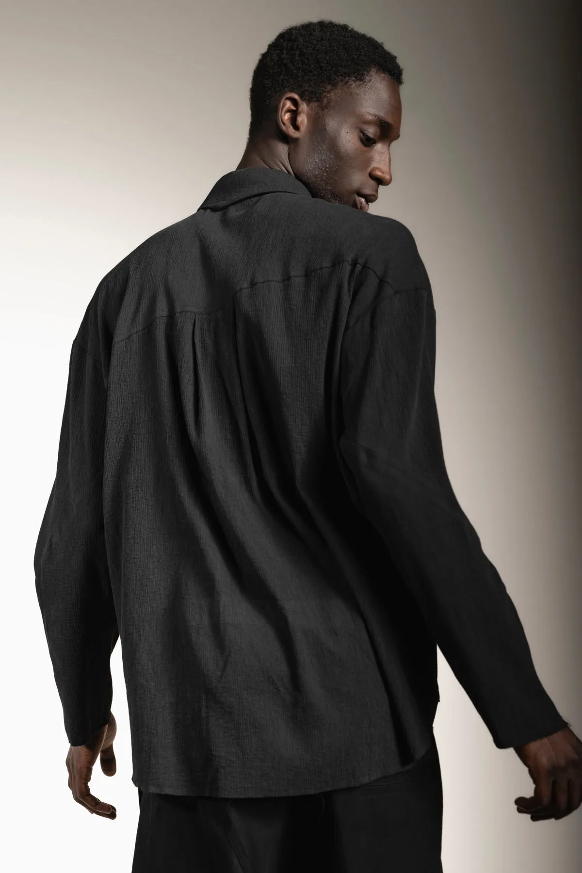 eigensinnig wien | Thoreau | Seiden Shacket für Damen und Herren in Schwarz